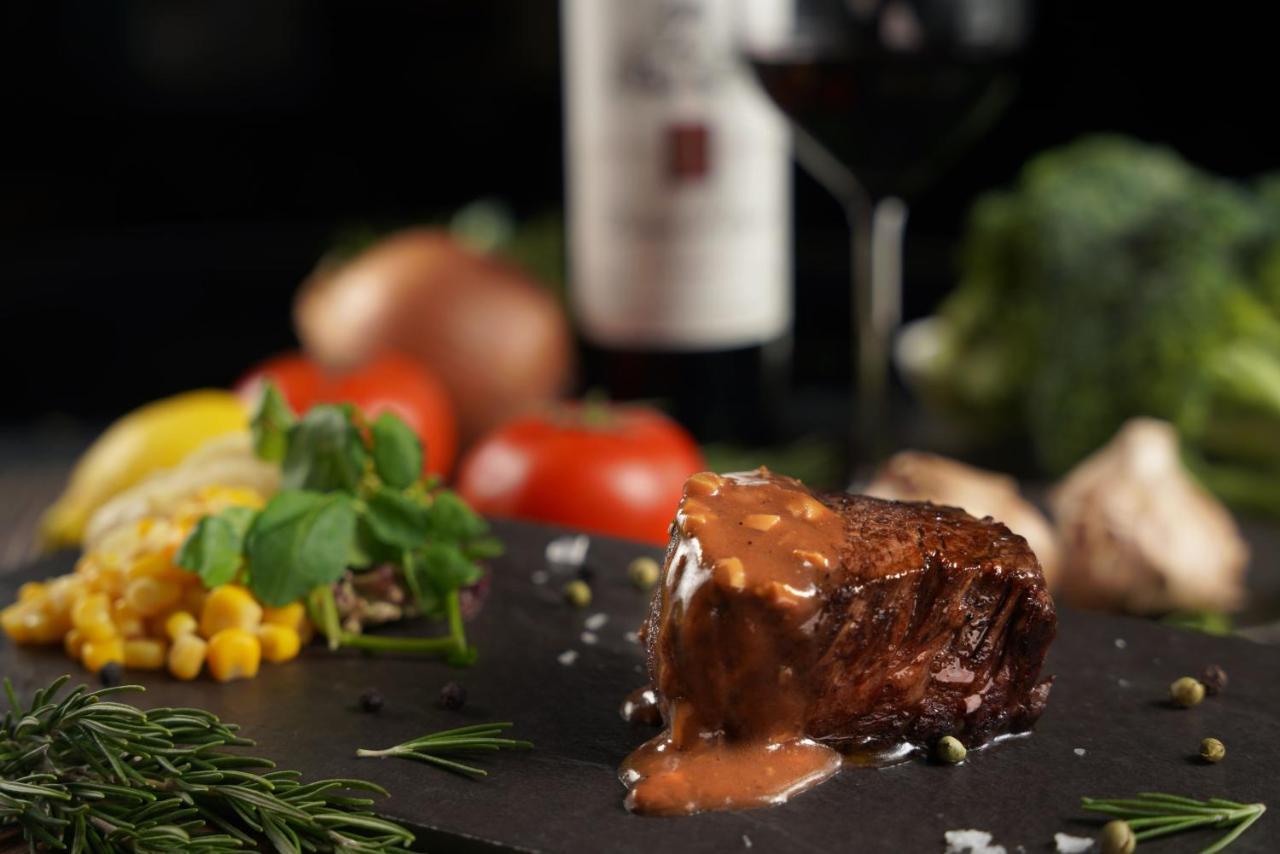 Palais De Chine Hotel Taipei Exterior photo A steak with a red wine sauce