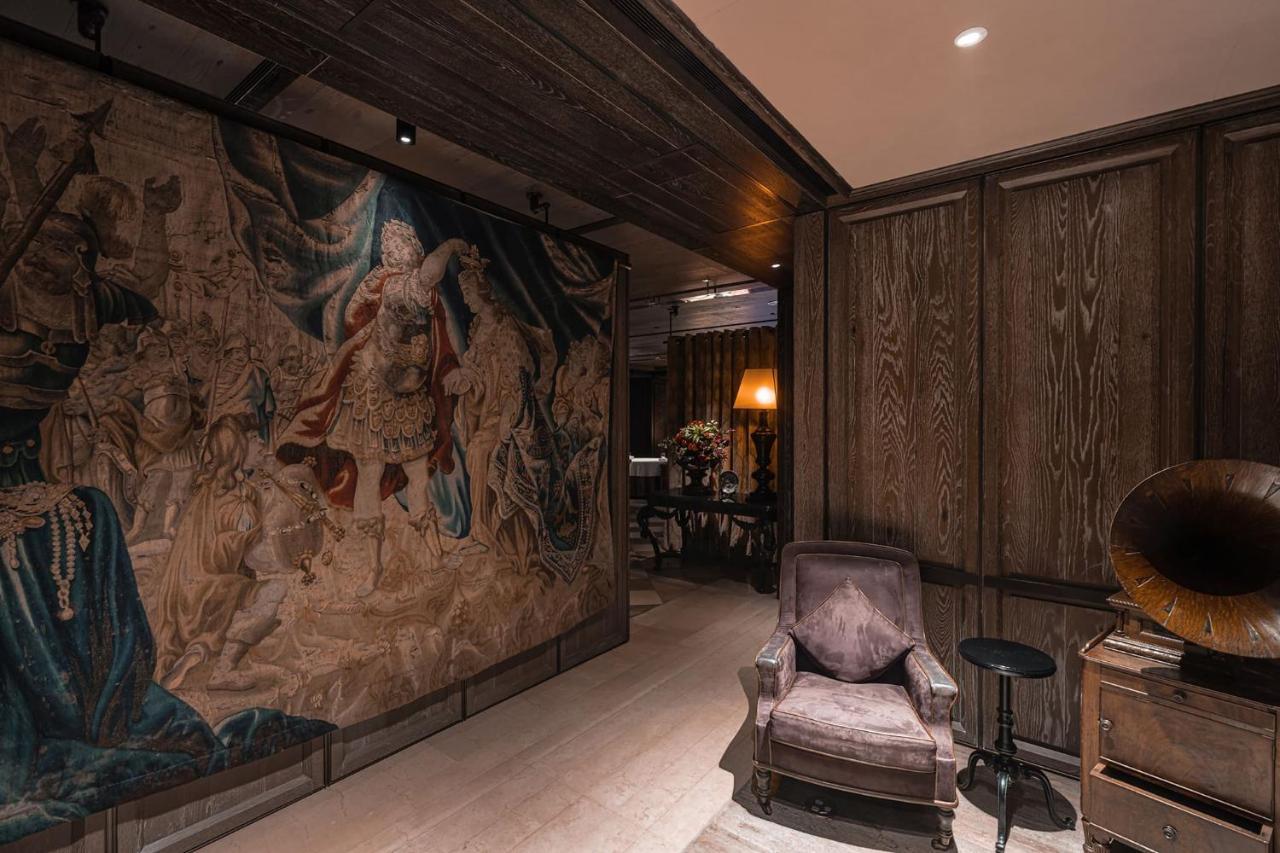 Palais De Chine Hotel Taipei Exterior photo Interior of the house