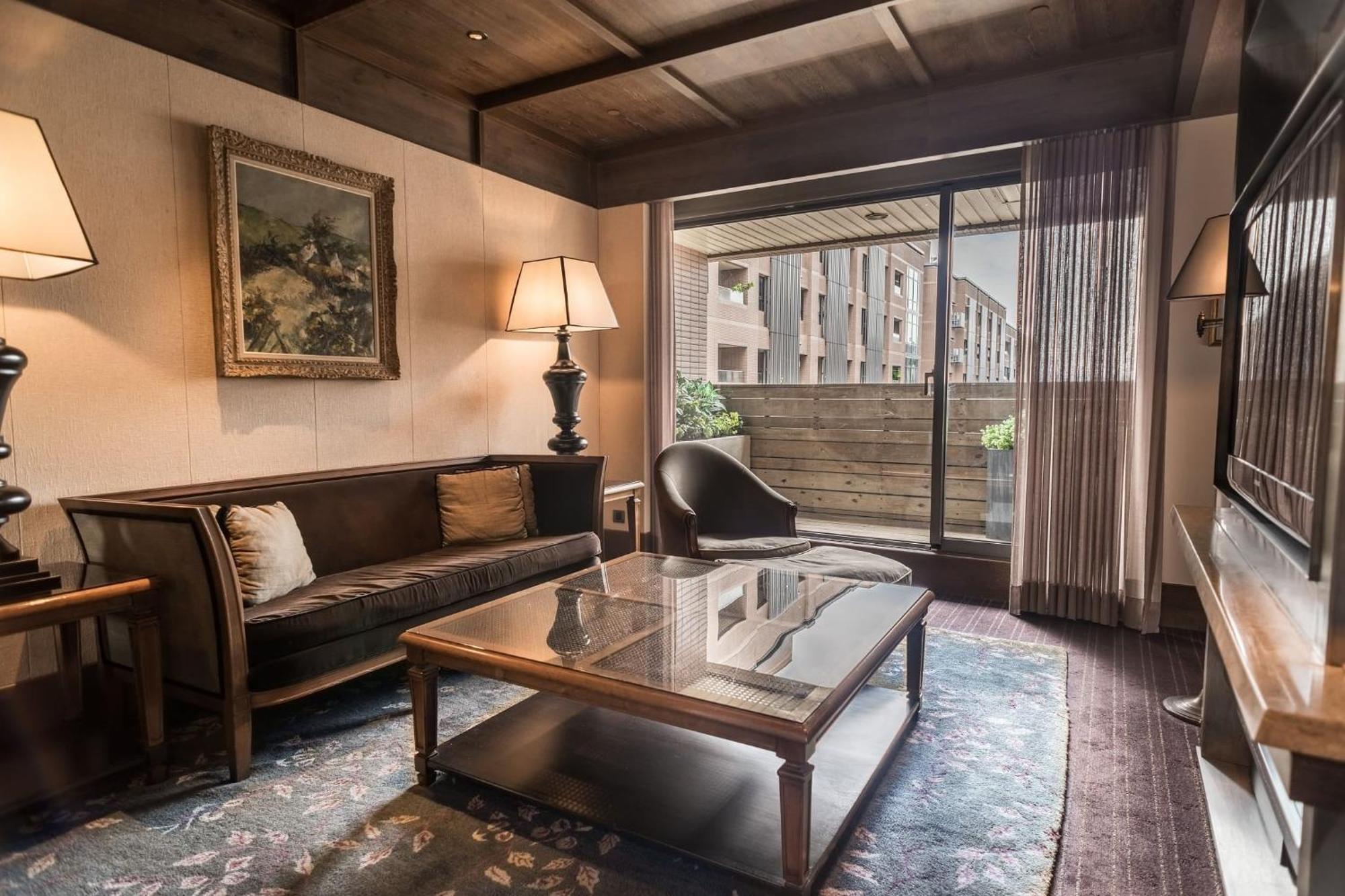 Palais De Chine Hotel Taipei Exterior photo A living room in a suite at the hotel