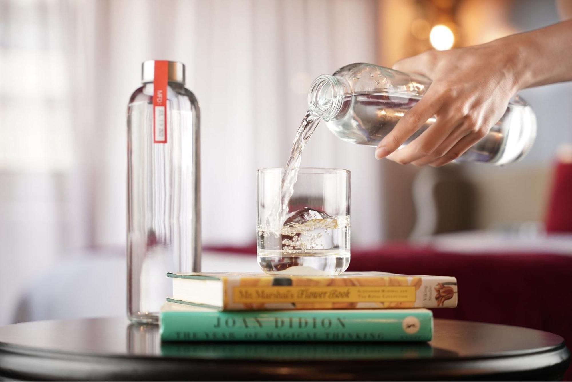 Palais De Chine Hotel Taipei Exterior photo A glass of water