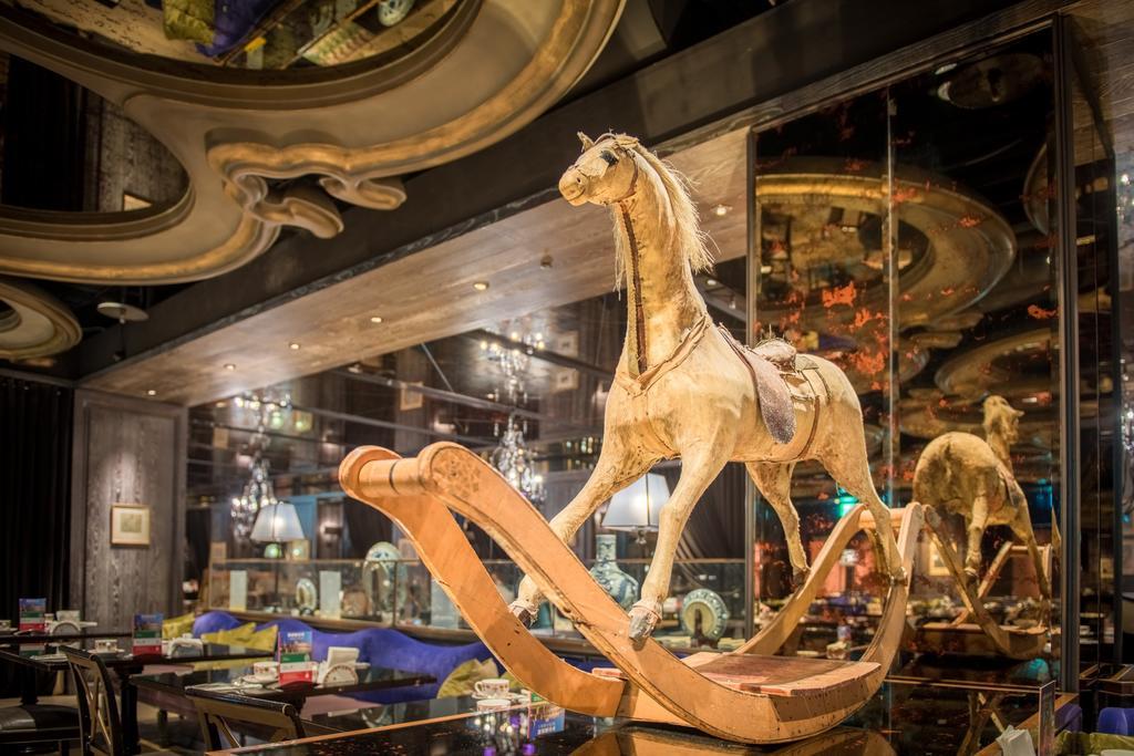 Palais De Chine Hotel Taipei Exterior photo The carousel at the entrance of the store